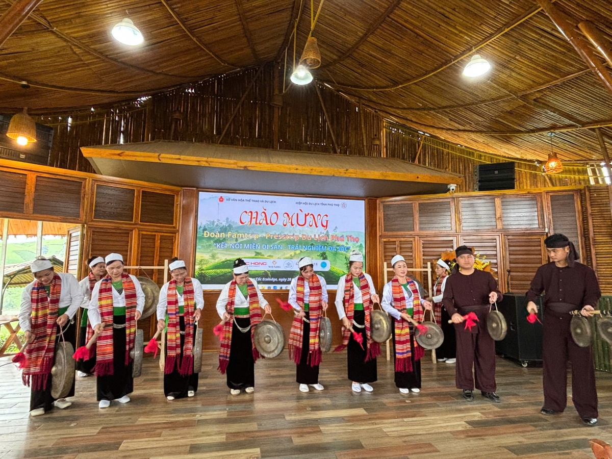 Thưởng thức những điệu hát dân ca của dân tộc Mường. Nghệ thuật Chiêng Mường đã được công nhận là Di sản văn hóa phi vật thể quốc gia.