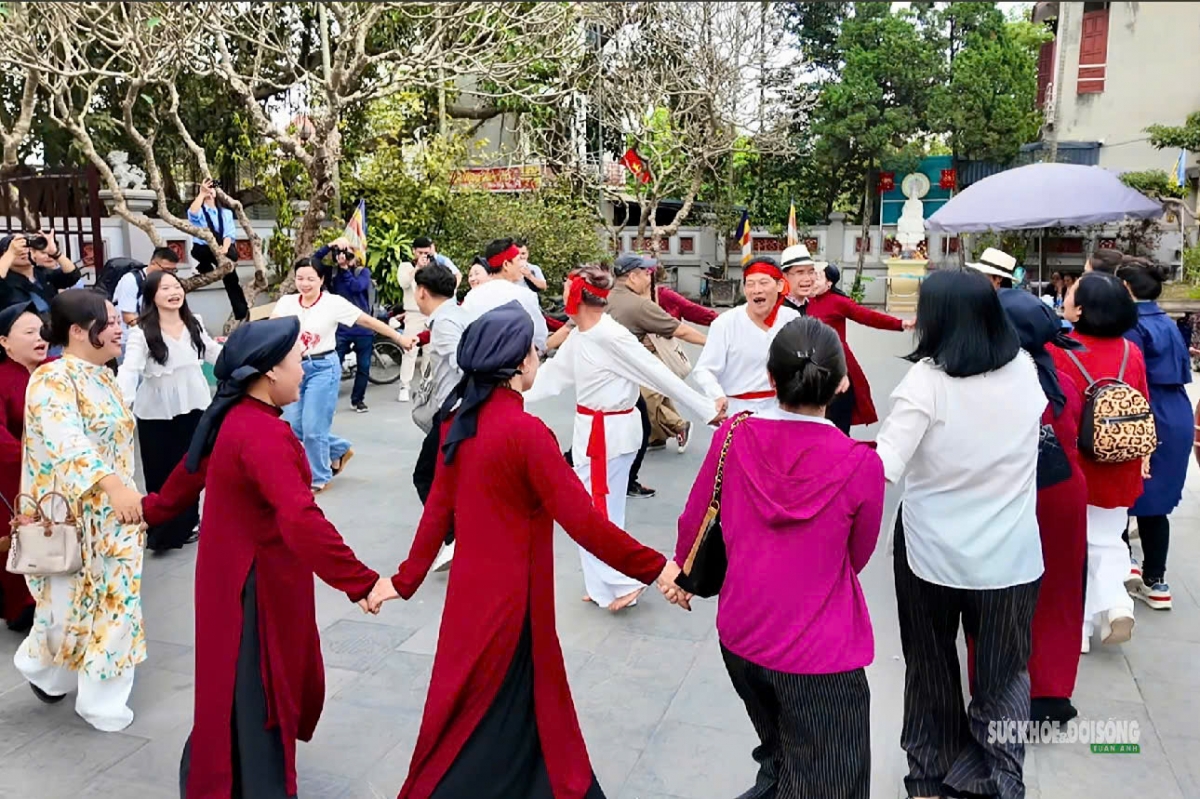 Du khách tham gia trải nghiệm hát múa Xoan - di sản phi vật thể của nhân loại.