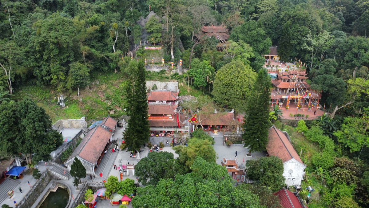 Khu di tích danh thắng Tây Thiên là nơi hội tụ linh khí đất trời với cảnh quan sơn thủy hữu tình trên dãy núi Tam Đảo. Đây là nơi thờ Quốc Mẫu Tây Thiên - Lăng Thị Tiêu, gắn liền với tín ngưỡng thờ Mẫu và Phật giáo lâu đời, Ảnh Tuấn Anh