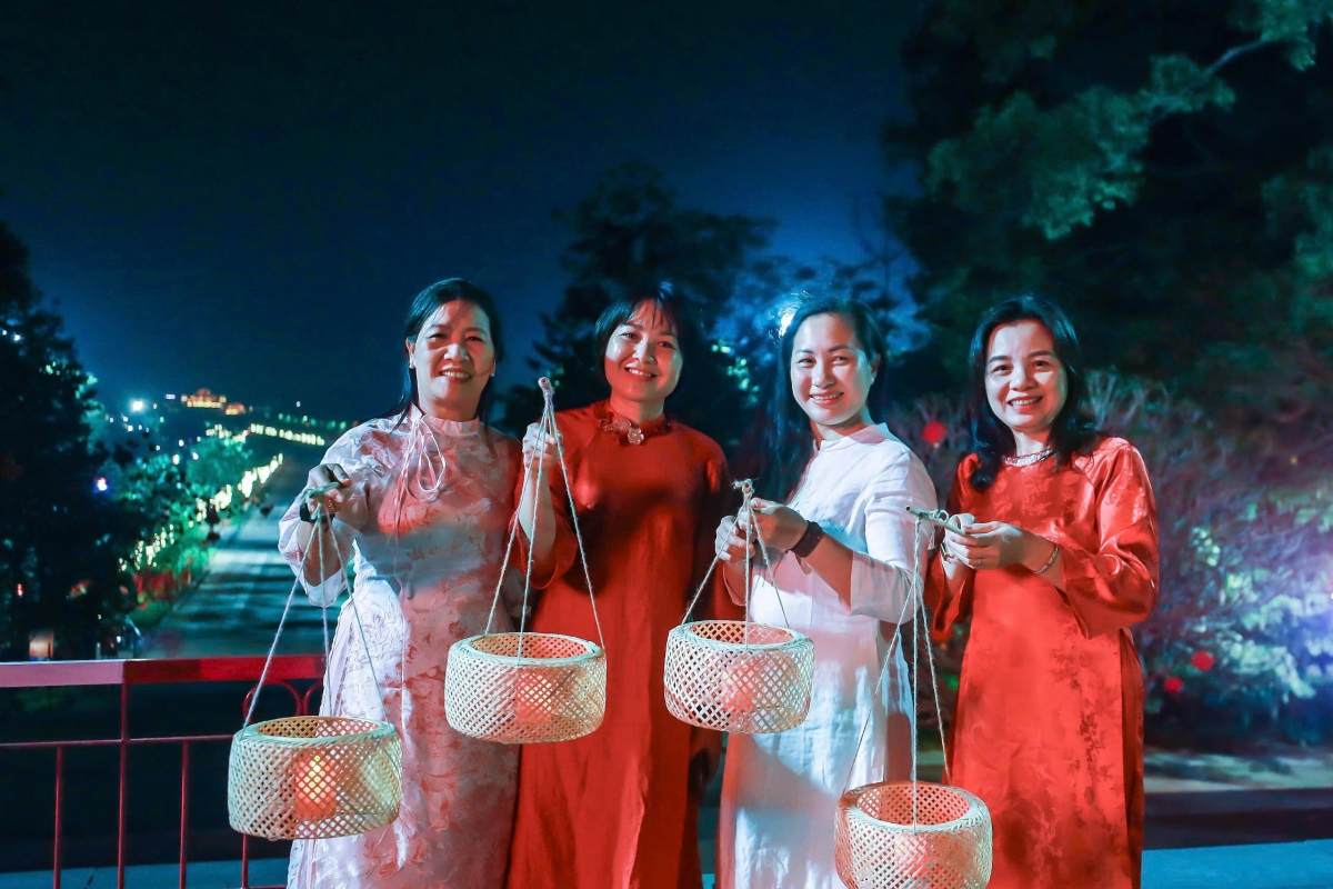 Du khách được phát đèn lồng khi tham gia tour trải nghiệm "Đền Hùng lung linh nguồn cội" Ảnh Dương Hiệp