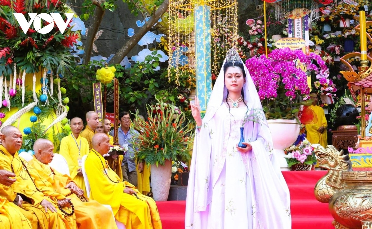 Hóa trang Bồ Tát Quán Thế Âm. Ảnh: Vinh Thông/VOV-Miền Trung