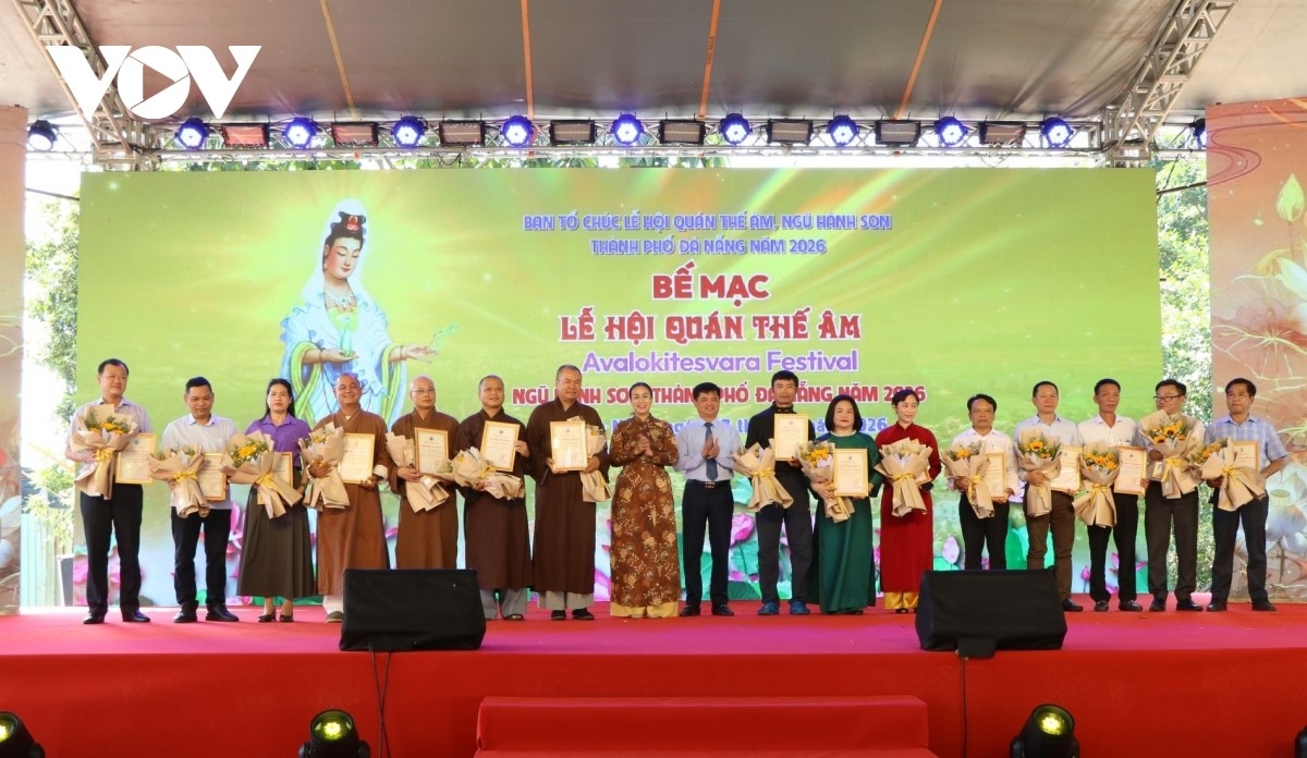 Ban Tổ chức Lễ hội Quán Thế Âm tôn vinh các đơn vị đóng góp vào thành công của Lễ hội. Ảnh: Vinh Thông/VOV-Miền Trung