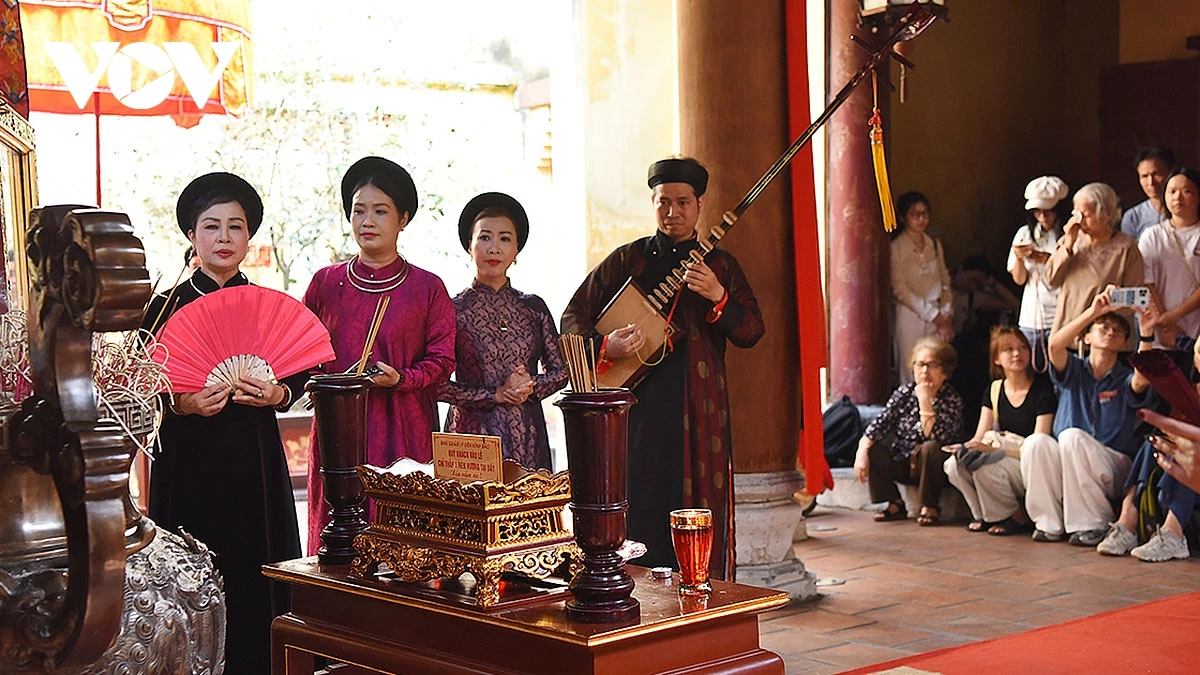 Những tiết mục được xây dựng theo hình thức một buổi hát thờ nơi đình miếu của người Việt xưa. Tiếng hát, lời ca, câu thơ, điệu múa có nội dung kết nối lịch sử của không gian di tích trong dòng chảy hát văn truyền thống, cổ nhạc. Kết nối không gian di tích và nhịp sống hiện đại, chạm vào cảm xúc nghệ thuật đương đại của cư dân đô thị.