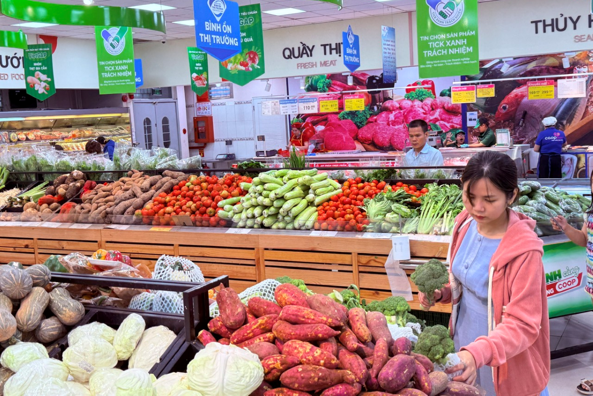 Rau củ quả được dán tick xanh trách nhiệm ở trong siêu thị được người tiêu dùng ưu tiên lựa chọn  - Ảnh AMinh