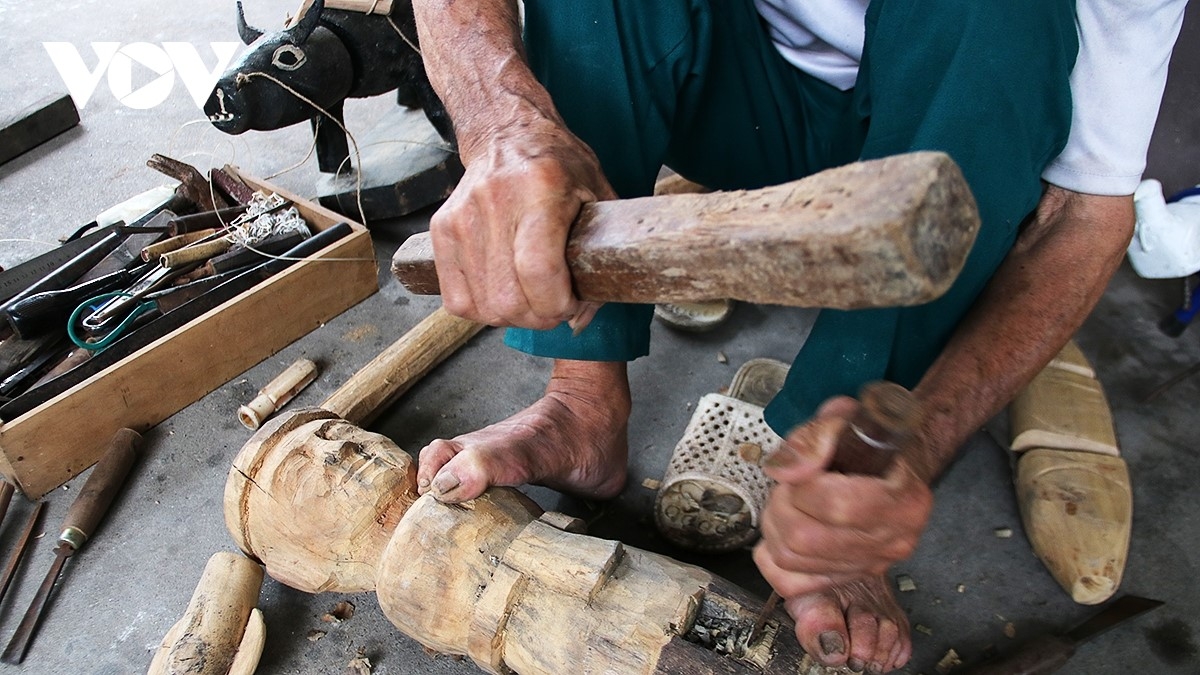 Tỉ mỉ, kiên nhẫn đục đẽo, sơn sửa từng con rối trong căn nhà nhỏ, ông Phú cho biết thêm: “Tôi chỉ mong còn sức ngày nào thì còn làm nghề, để sau này có người tiếp nối”.