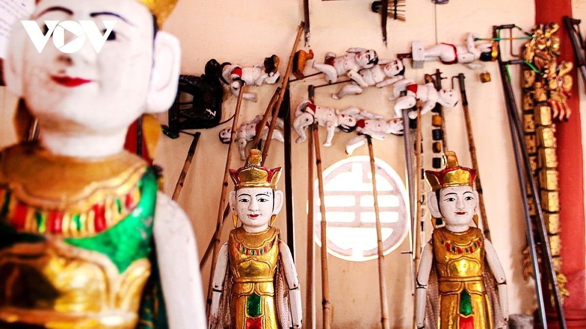 Những con rối gỗ được chế tác thủ công tỉ mỉ, mang đậm dấu ấn văn hóa làng quê Bắc Bộ. Hôm nay, trên mặt nước thủy đình, những con rối gỗ vẫn tiếp tục kể lại các câu chuyện dân gian. Với các nghệ nhân Hồng Phong, rối nước không chỉ là nghề, đó còn là tinh hoa văn hóa, là truyền thống, lịch sử dân tộc cần được trao truyền, gìn giữ.