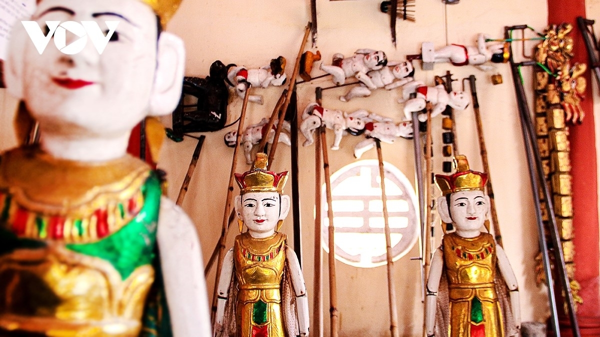 정교한 수작업으로 제작된 목조 인형들은 베트남 북부 마을의 문화적 색채를 짙게 품고 있다. 오늘날에도 수상 무대 위에서 이 인형들은 민속 설화 이야기를 계속해서 들려주고 있다. 홍퐁 마을 예술인들에게 수상 인형극은 단순한 생업을 넘어, 대대로 전수하고 지켜나가야 할 민족의 역사이자 문화적 정수이다.