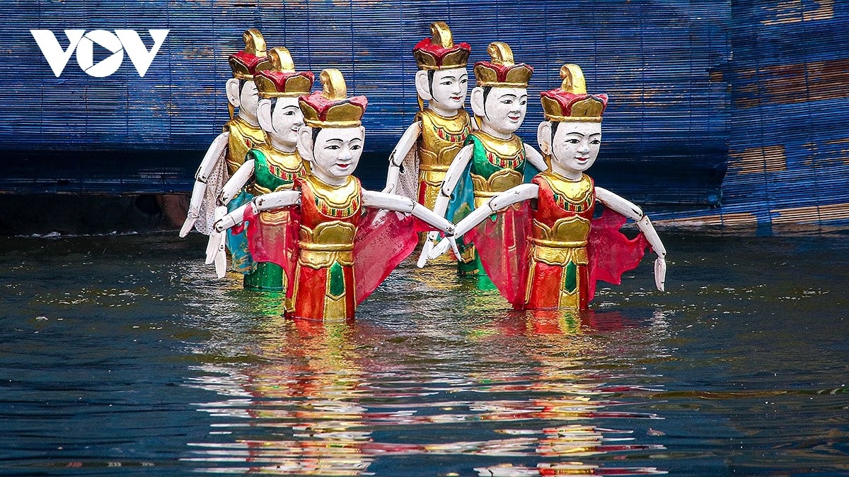 Với họ, mỗi con rối gỗ không chỉ là đạo cụ biểu diễn mà còn là kết tinh của ký ức văn hóa làng quê, phản ánh đời sống, phong tục và tâm hồn người Việt.