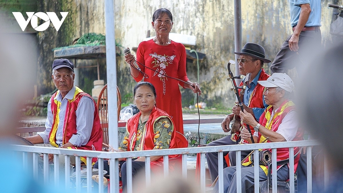 ຖັນແຖວຜູ້ຫຼີ້ນເຄື່ອງດົນຕີ ແລະ ຜູ້ຂັບຮ້ອງ ໄດ້ປະກອບສ່ວນສ້າງເຂດສິລະປະທີ່ເຕັມໄປດ້ວຍອາລົມຈິດ ແລະ ຄວາມຮູ້ສຶກໃຫ້ແກ່ຜູ້ຊົມໃນແຕ່ລະລາຍການສະແດງ.