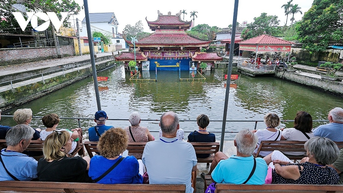 전통 예술의 보존과 발전을 위한 여정 속에서, 홍퐁 수상 인형극단은 체험형 관광과의 연계를 도모하며 국내외 대중들에게 수상 인형극을 더 가까이 알릴 기회를 넓혀가고 있다.
