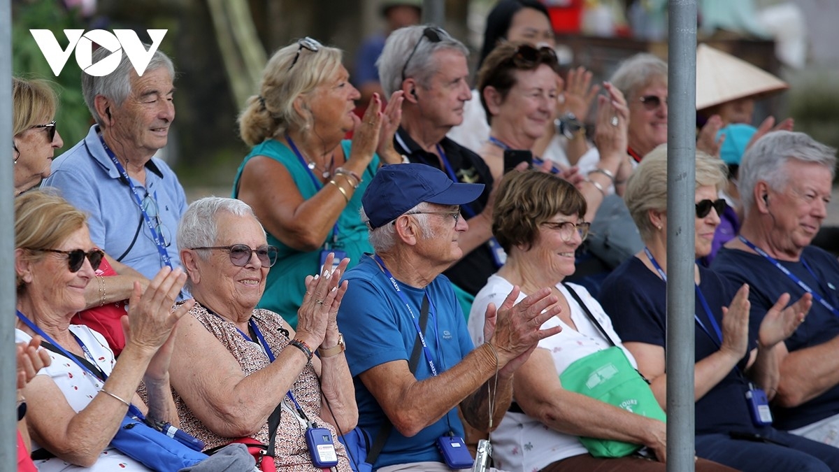 Du khách quốc tế hào hứng xem các tiết mục biểu diễn rối nước.