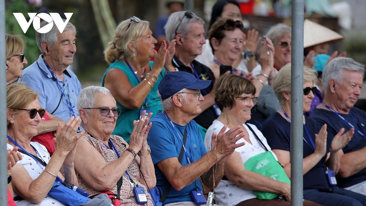 ແຂກທ່ອງທ່ຽວສາກົນມີຄວາມກະຕືລືລົ້ນເມື່ອຮັບຊົມບັນດາລາຍການສະແດງຕຸກກະຕານ້ຳ.