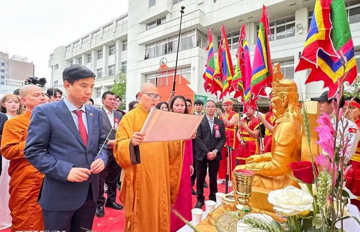 Sư thầy Thích Đức Trí đọc lời khấn trước tôn tượng Vua Hùng