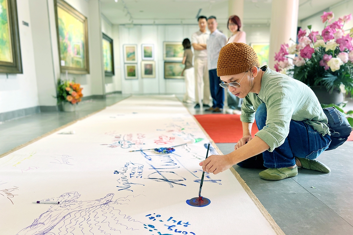 Parmi les temps forts figure un panneau d’expression collective de dix mètres de long. Dès l’ouverture, de nombreux visiteurs y ont inscrit leurs émotions, leurs mots de gratitude et leur fierté nationale.