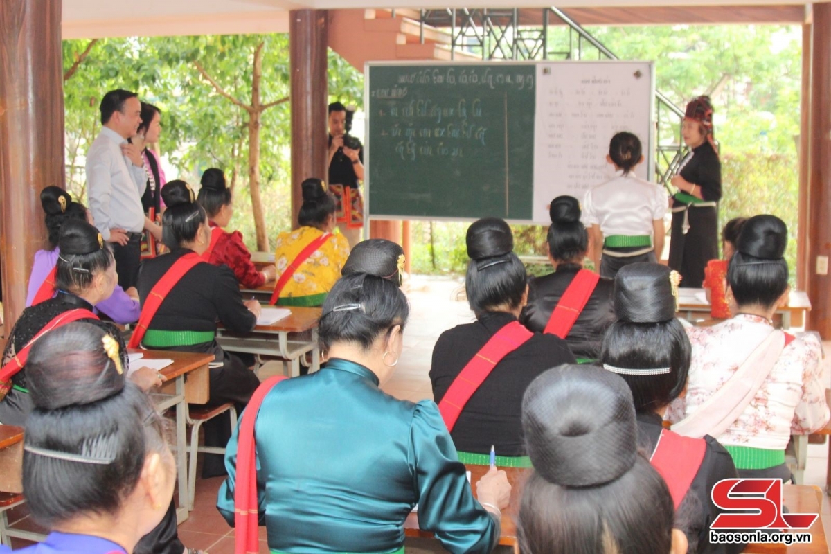 ชั้นเรียนภาษาชนเผ่า(Phan Trang/<a href="http://baosonla.vn/" target="_blank">baosonla.vn</a>)