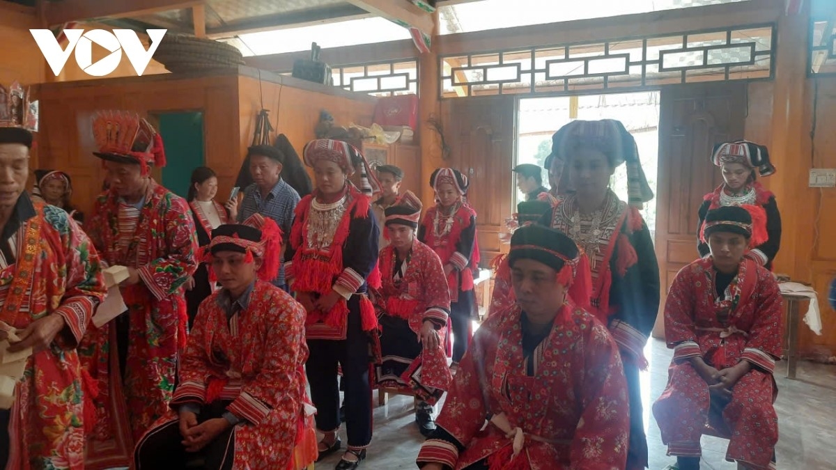 ชุดพื้นเมืองเป็นจุดเด่นของงาน เกิ๊บซัก(Triệu Biên/VOV-Tây Bắc)