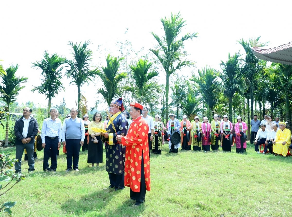 개하례는 므엉족의 오래된 농경 의례로 새로운 노동 주기의 시작을 알리고, 순조로운 생산의 해를 위한 믿음을 공고히 하는 의미를 담고 있다. (사진: 흐 씨우/VOV-중부 지점)