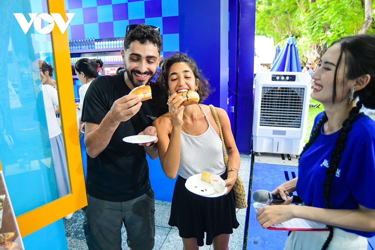 ベトナムのバインミーを楽しむ外国人観光客（写真：Tỷ Huỳnh）