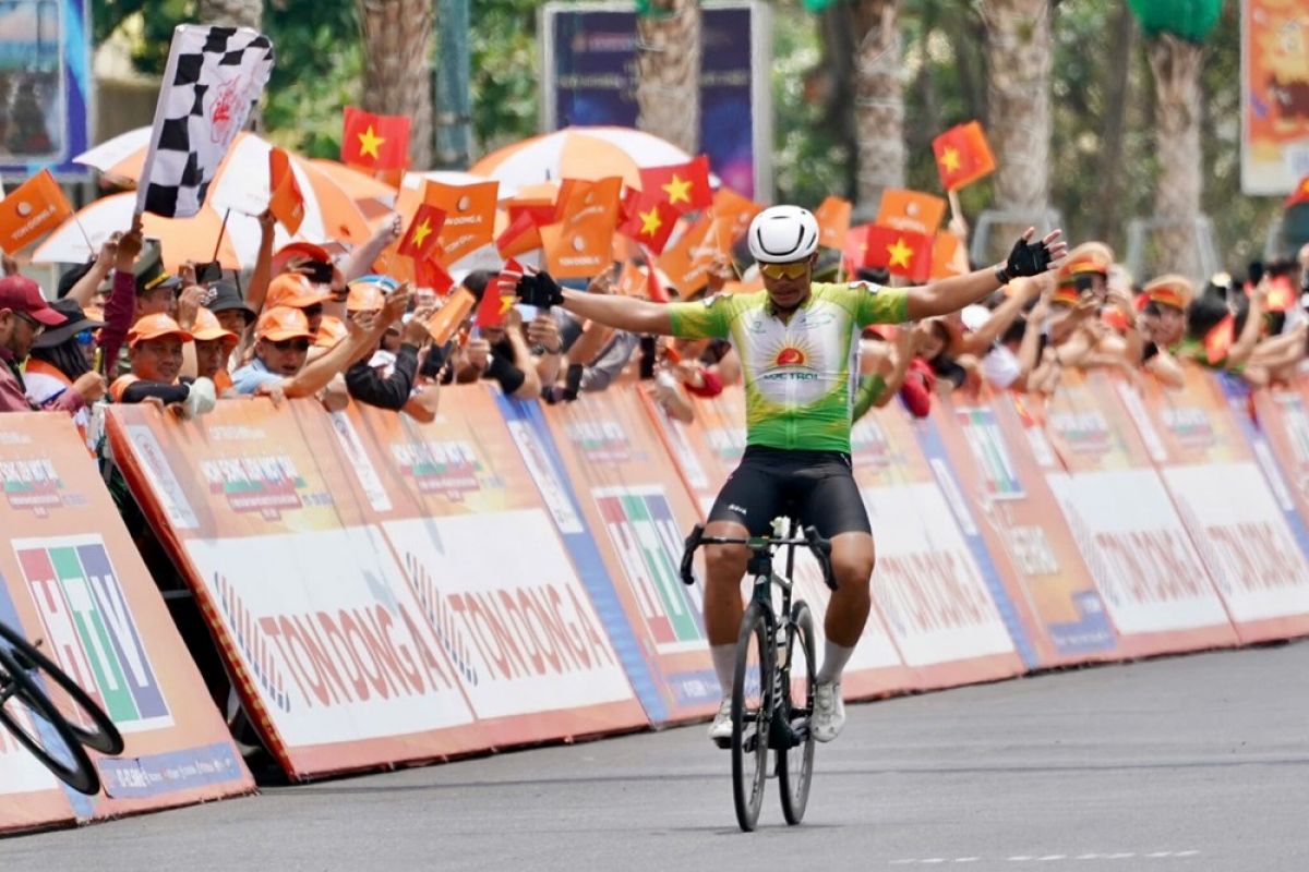 Auf der Strecke von 166 km zeigt Trinh Duc Tam eine Leistung von 3 Stunden 38 Minuten und 40 Sekunden. (Foto: baovanhoa.vn)