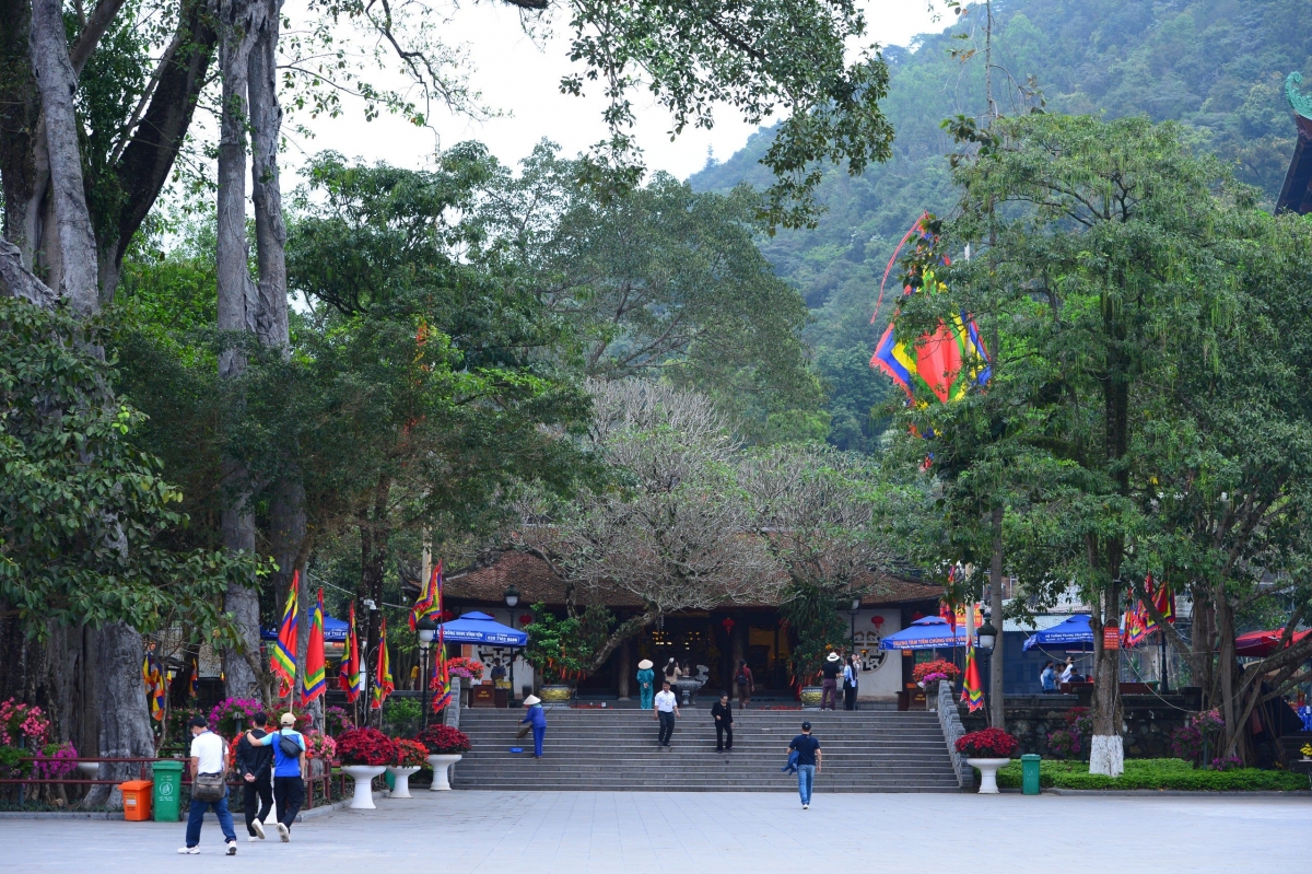 Khoảng sân rộng ở Đền Thỏng bắt đầu dẫn du khách hành trình khám phá Khu di tích danh thắng Tây Thiên. 