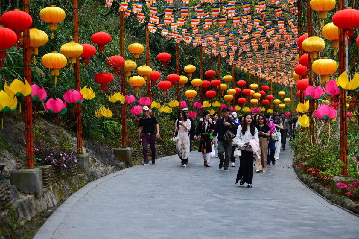 Dịp tháng 3 âm lịch, du khác thập phương đến với Tây Thiên rất đông