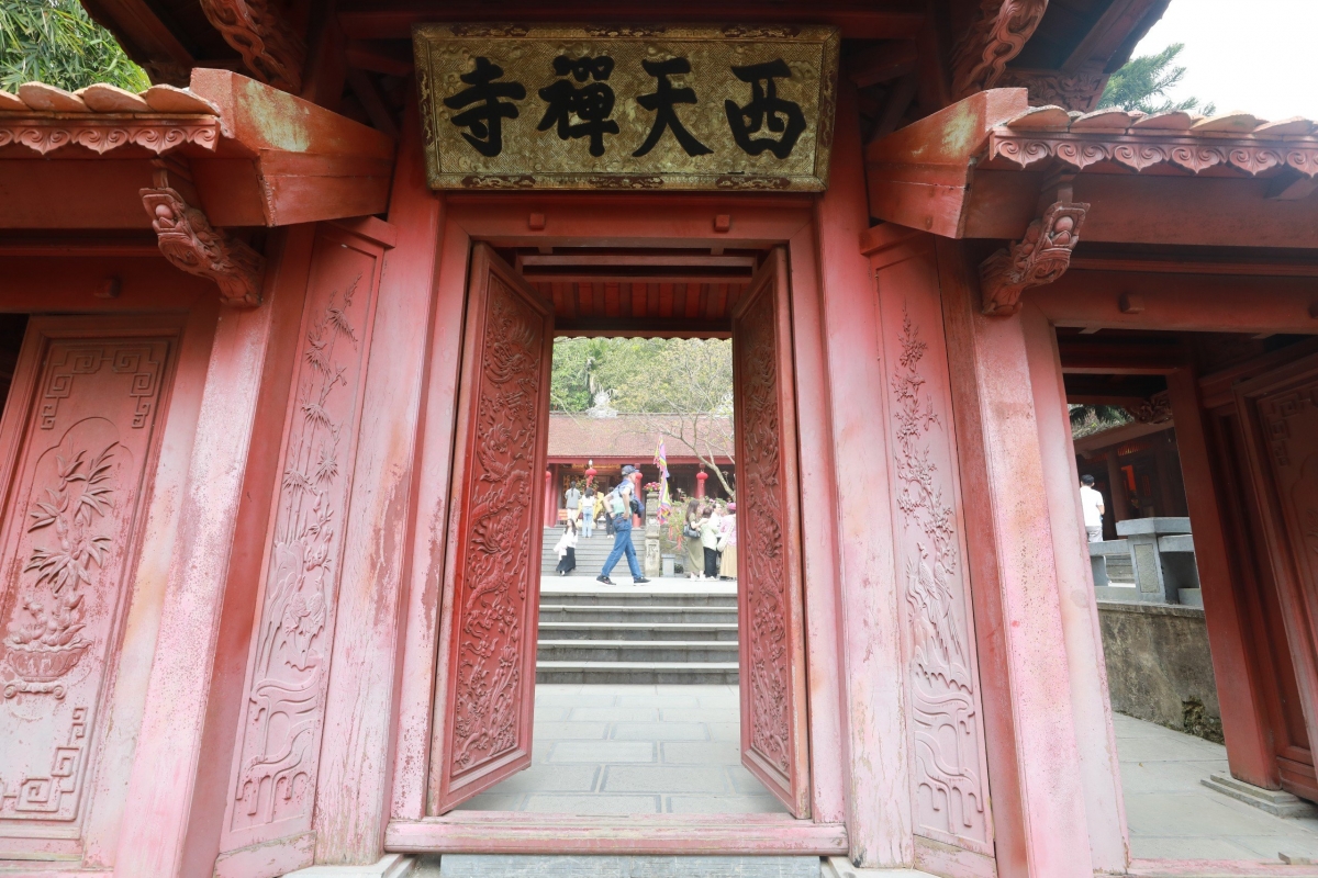 Cánh cổng gỗ nơi mở vào không gian chùa Tây Thiên. 