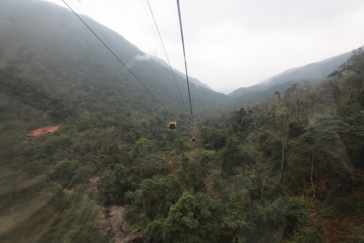 Cáp treo Tây Thiên (Vĩnh Phúc) là hệ thống cáp treo hiện đại dài 2.480m, kết nối Đền Thõng với Đền Thượng trong hơn 10 phút, giúp du khách ngắm toàn cảnh rừng núi Tam Đảo hùng vĩ. Ảnh Thế Hùng