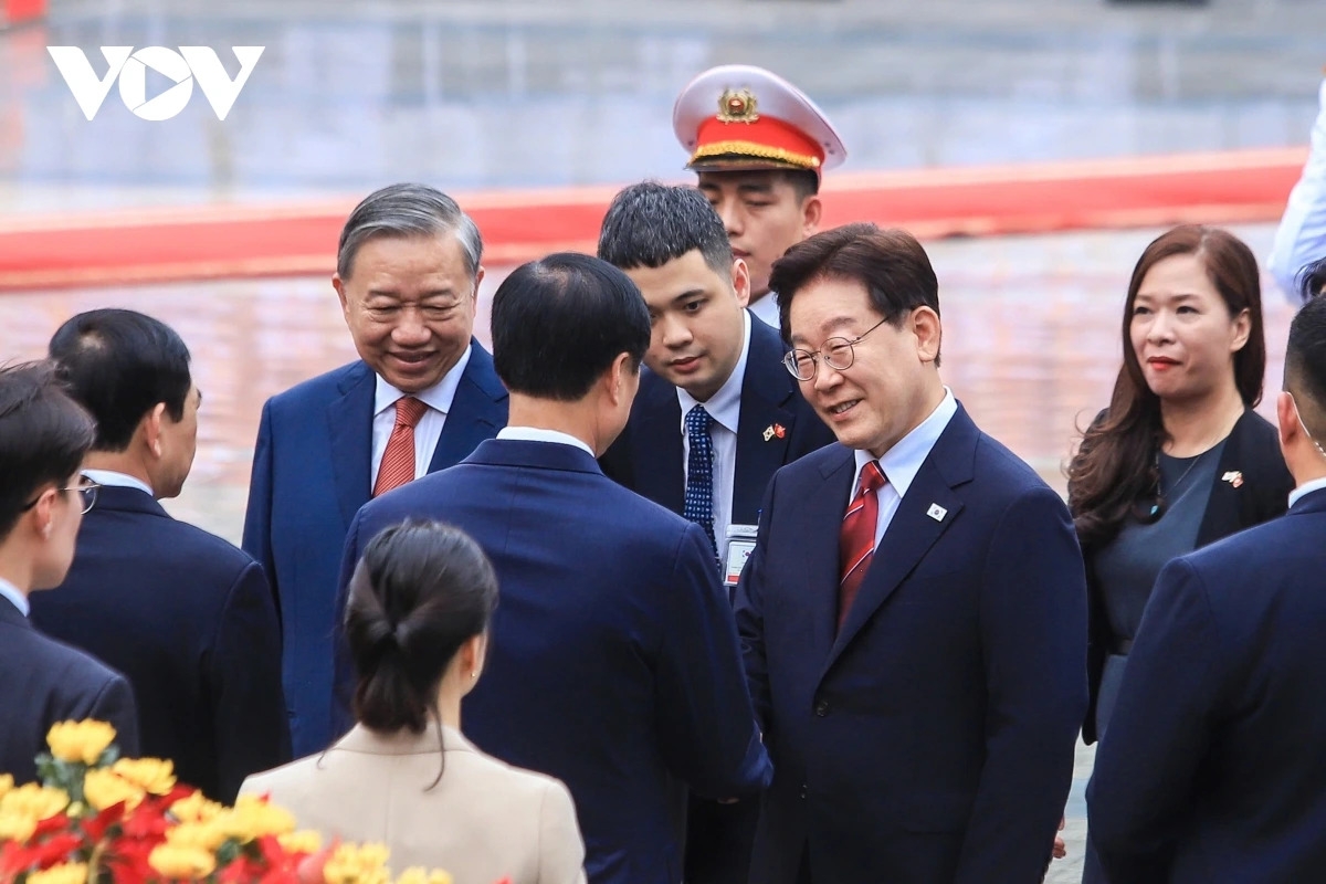 사열을 마친 후, 또 럼 당 서기장‧국가주석은 환영식에 참석한 베트남 고위급 대표단 주요 인사들을 이재명 대통령에게 차례로 소개하며 인사를 나누었다.