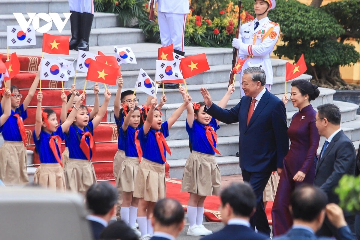 4월 22일 오후 주석궁에서 또 럼 당 서기장‧국가주석 내외는 이재명 대통령 내외를 맞이하는 공식 환영식을 거행했다.