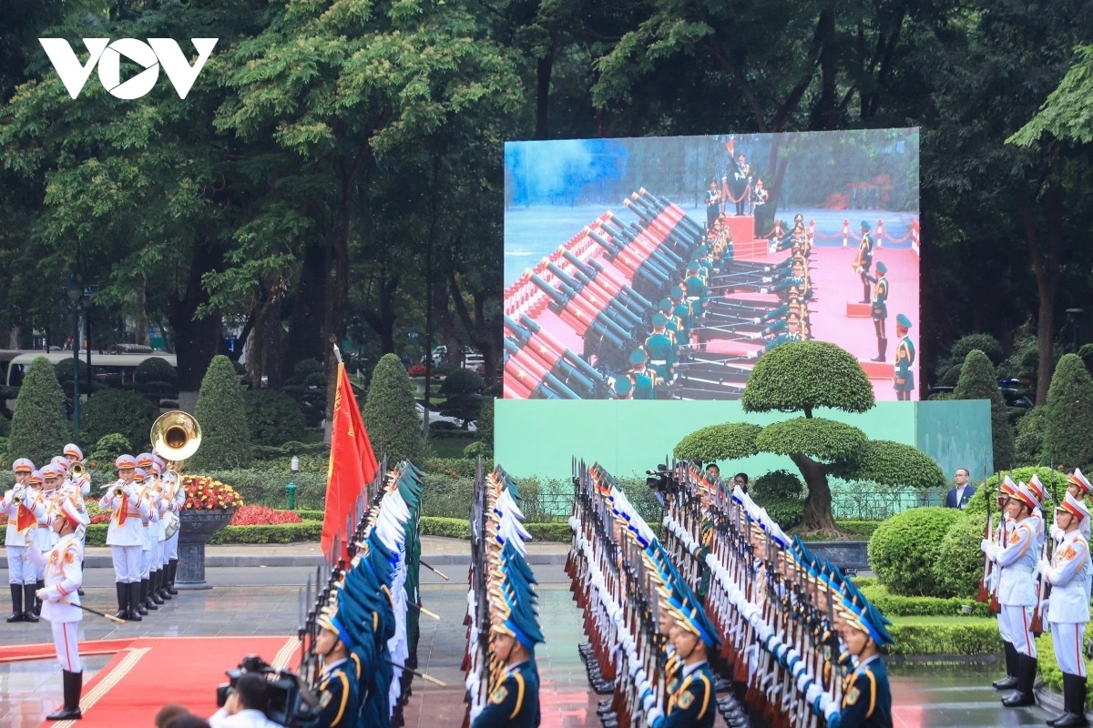 이어 이재명 대통령 내외와 한국 고위급 대표단의 베트남 국빈 방문을 최고 예우로 환영하는 21발의 예포가 발사되었다.