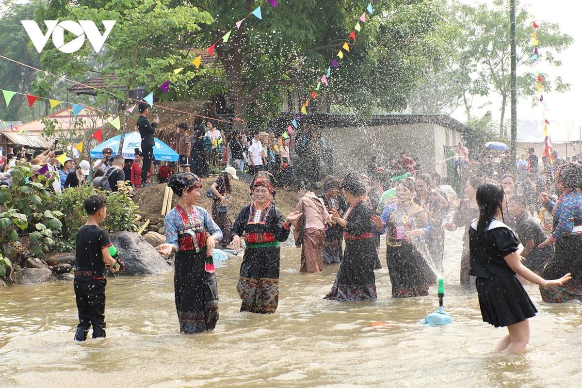Tết té nước Bun Huột Nặm gắn liền với lịch sử định cư của người Lào tại Núa Ngam, được cộng đồng gìn giữ qua nhiều thế hệ. Từ năm 2015, lễ hội được phục dựng và tổ chức quy mô hơn, trở thành điểm nhấn văn hóa của địa phương. Ảnh: Vũ Lợi/VOV-Tây Bắc​​​​​
