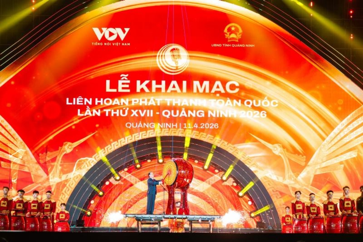 Tổng Giám đốc Đài Tiếng nói Việt Nam Đỗ Tiến Sỹ đánh trống khai mạc Liên hoan phát thanh toàn quốc lần thứ XVII - Quảng Ninh 2026, tối 12/4. Ảnh: VOV