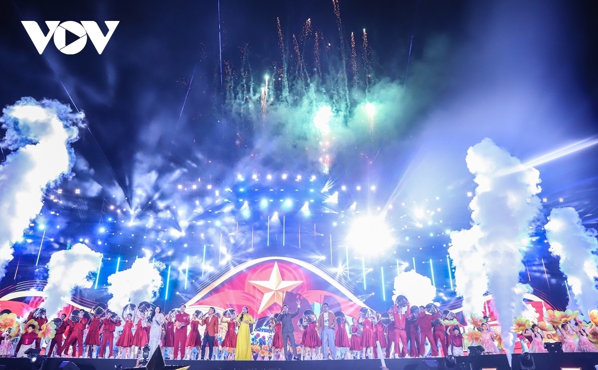 “Thanh âm kỷ nguyên mới” không chỉ chạm tới trái tim của nghệ sĩ mà còn để lại những dư âm nghệ thuật cho “người dân Đất mỏ” và du khách. Ảnh: Trường Giang/VOV-Đông Bắc