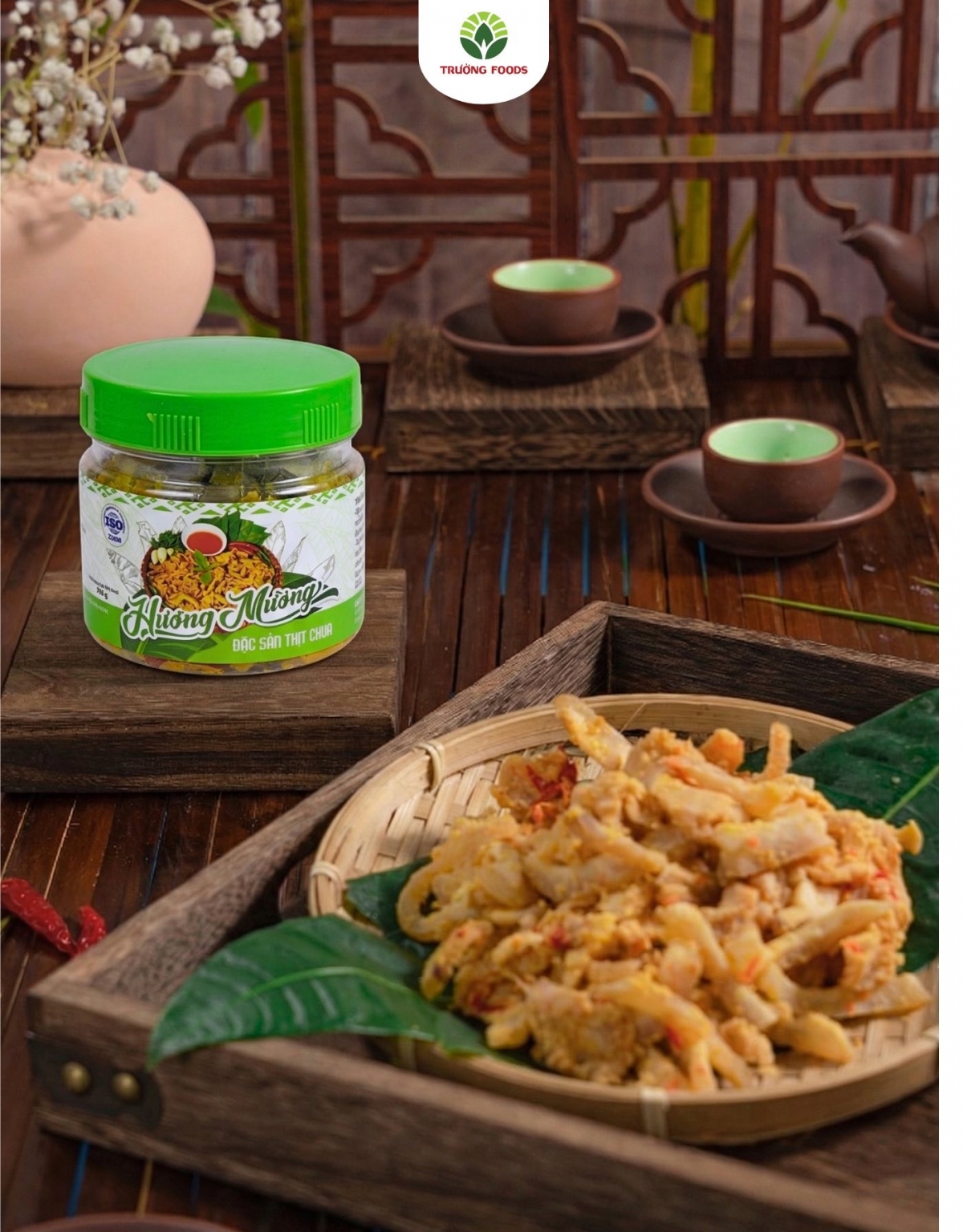 Lá sung ăn kèm của thịt chua, mang lại vị bùi, chát nhẹ giúp cân bằng vị chua ngậy của thính. Lá sung chọn loại bánh tẻ, cuốn kèm lá mơ, đinh lăng để tăng hương vị.
Ảnh nvcc