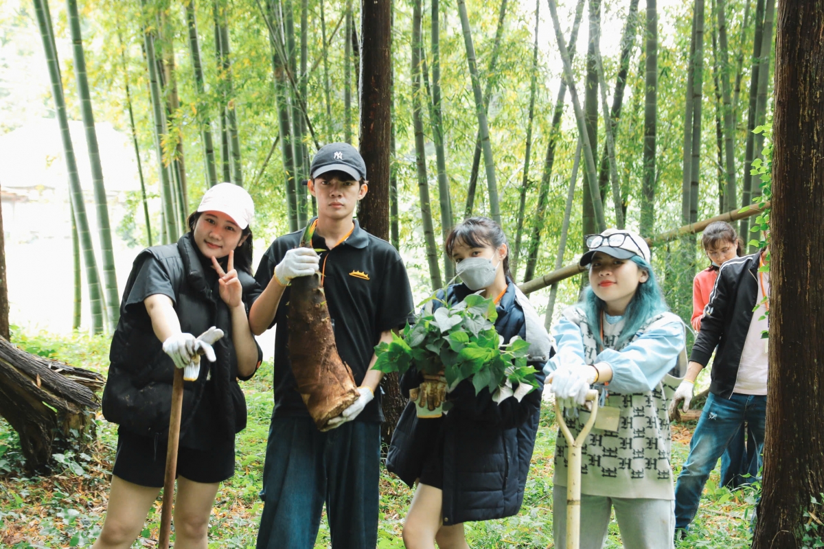 Người lao động Việt sau buổi đi hái măng trên núi. Ảnh nvcc