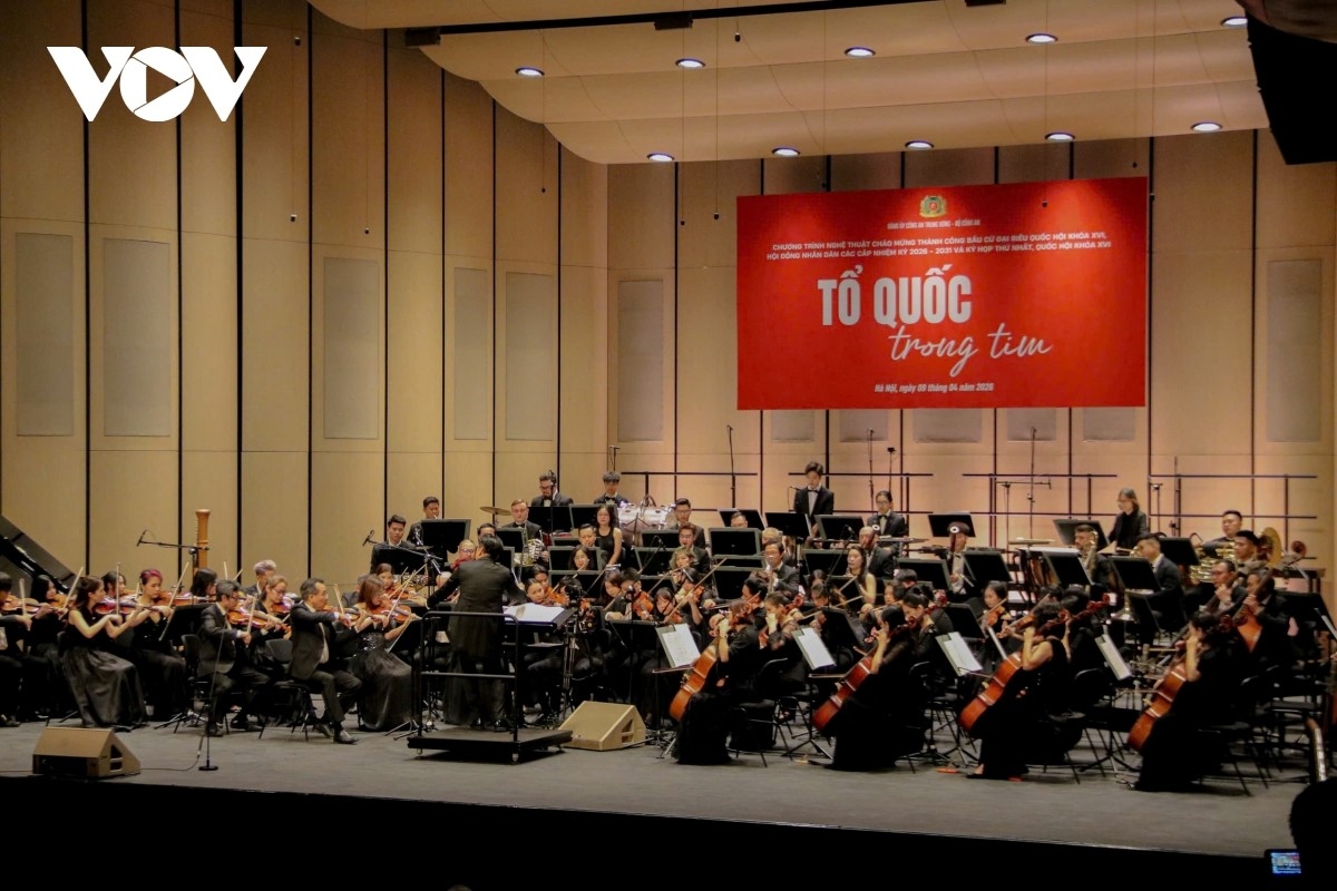 Tối 9/4, tại Nhà hát Hồ Gươm (Hà Nội), diễn ra chương trình nghệ thuật “Tổ quốc trong tim” chào mừng thành công bầu cử đại biểu Quốc hội khóa XVI, đại biểu HĐND các cấp nhiệm kỳ 2026-2031 và nhân dịp Kỳ họp thứ Nhất, Quốc hội khóa XVI. Ảnh: CTV Vũ Quỳnh Chi/VOV