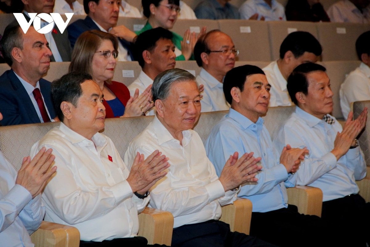 Dự chương trình có: Tổng Bí thư, Chủ tịch nước Tô Lâm; Chủ tịch Quốc hội Trần Thanh Mẫn; các Ủy viên Bộ Chính trị, nguyên Ủy viên Bộ Chính trị, Ủy viên Trung ương Đảng; đại diện lãnh đạo các ban, bộ, ngành Trung ương, các đại biểu Quốc hội; các Đại sứ, đại diện, trưởng đại diện các tổ chức quốc tế tại Việt Nam… Ảnh: CTV Vũ Quỳnh Chi/VOV