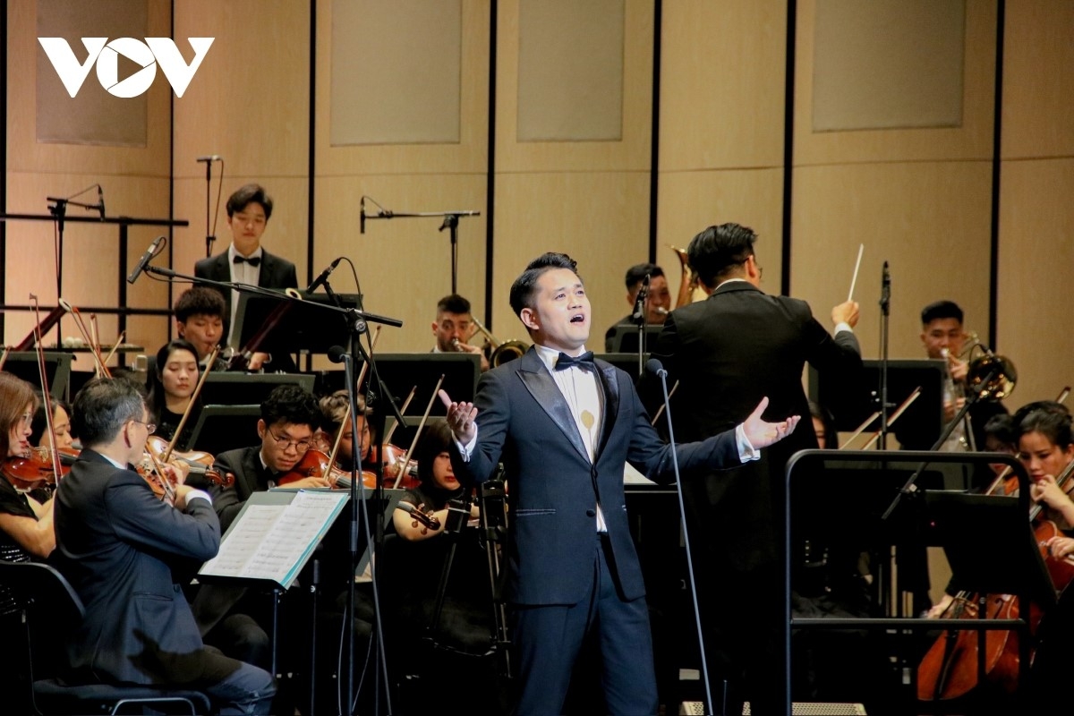 Chương trình khép lại với bản hành khúc chiến thắng của Pyotr Ilyich Tchaikovsky bằng âm hưởng trang nghiêm, rực rỡ và đầy tính lễ hội, để lại nhiều cảm xúc trong lòng khán giả. Ảnh: CTV Vũ Quỳnh Chi/VOV