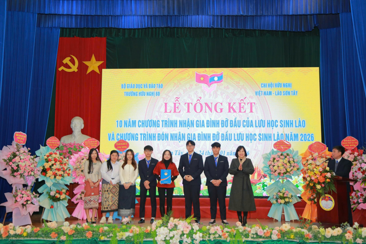 ພິ​ທີ​ສະ​ຫຼຸບ10 ປີ​ບັນ​ດາ​ຄອບ​ຄົວ​ຊາວ ຫວຽດ​ນາມ ໄດ້​ຮັບ​ນັກ​ສຶກ​ສາ ລາວໄປ​ຢູ່​ນຳ
(ພາບ: huunghi80.edu.vn)