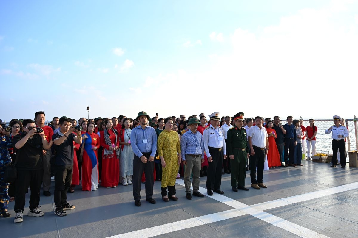 Lễ tưởng niệm anh linh các anh hùng liệt sĩ tại khu vực đảo Cô Lin, Len Đao, Gạc Ma. - Ảnh: UBNNVNVNONN