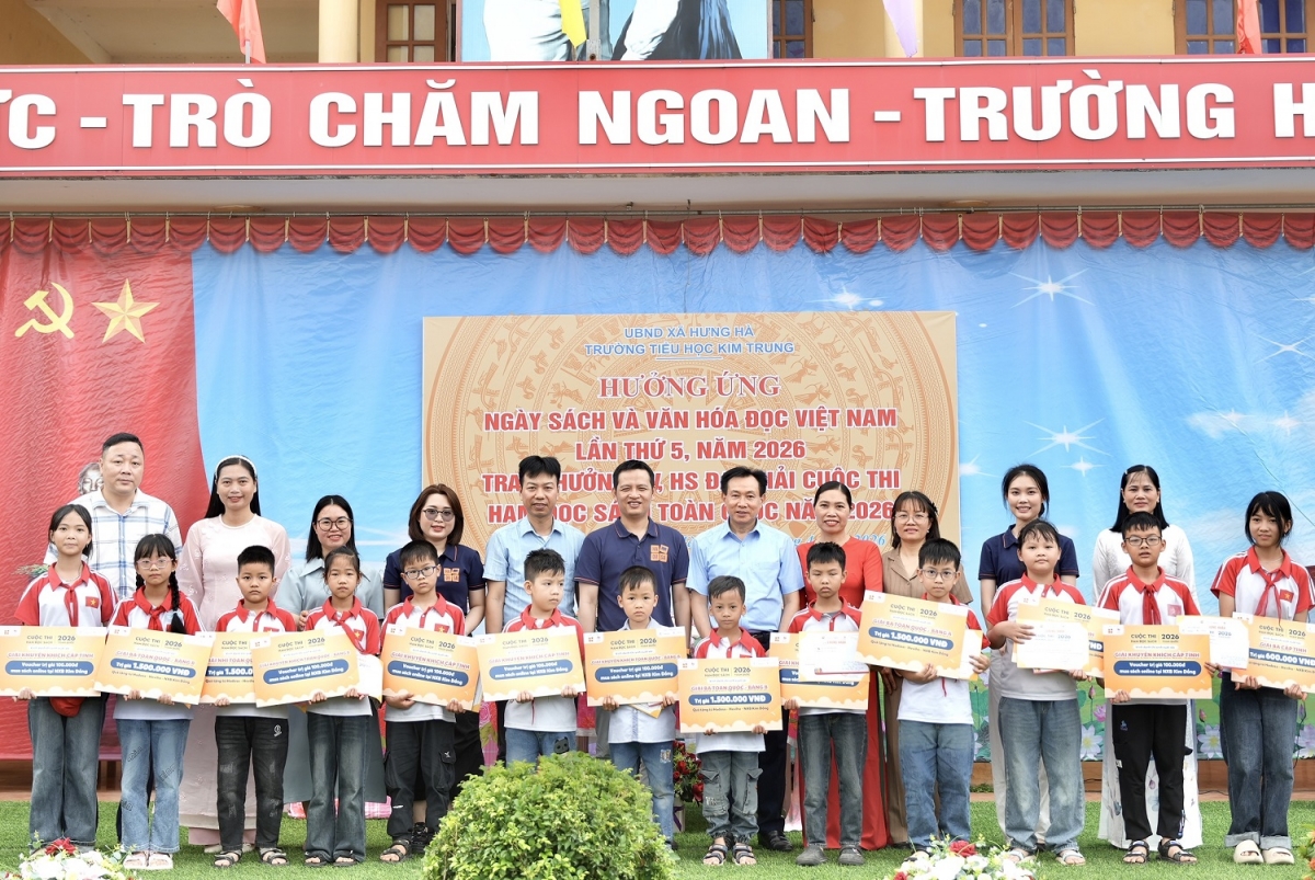 Trao giải tại Trường Tiểu học Kim Trung, Hưng Hà, Hưng Yên.