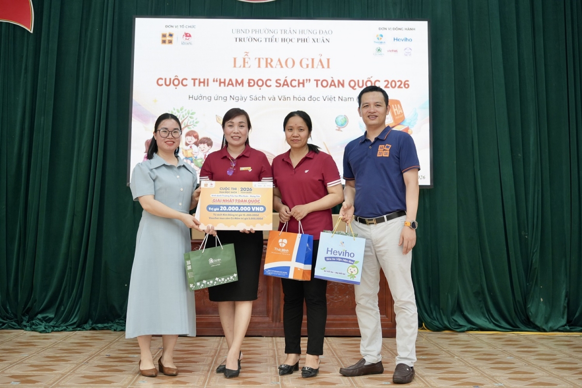 Trưởng Tiểu học Phú Xuân, phường Trần Hưng Đạo, Hưng Yên đoạt giải nhất Tập thể dành cho Trường tích cực lan tỏa văn hóa đọc.