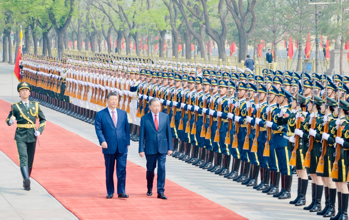 Sekjen sekaligus Presiden To Lam dan Sekjen sekaligus Presiden Tiongkok, Xi Jinping memeriksa barisan kehormatan dalam upacara penyambuatan pada tgl 15 April (Foto: Van Hieu/ VOV)