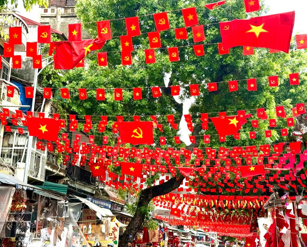 祖国統一51周年を記念し、旗や花で彩られた街並み。