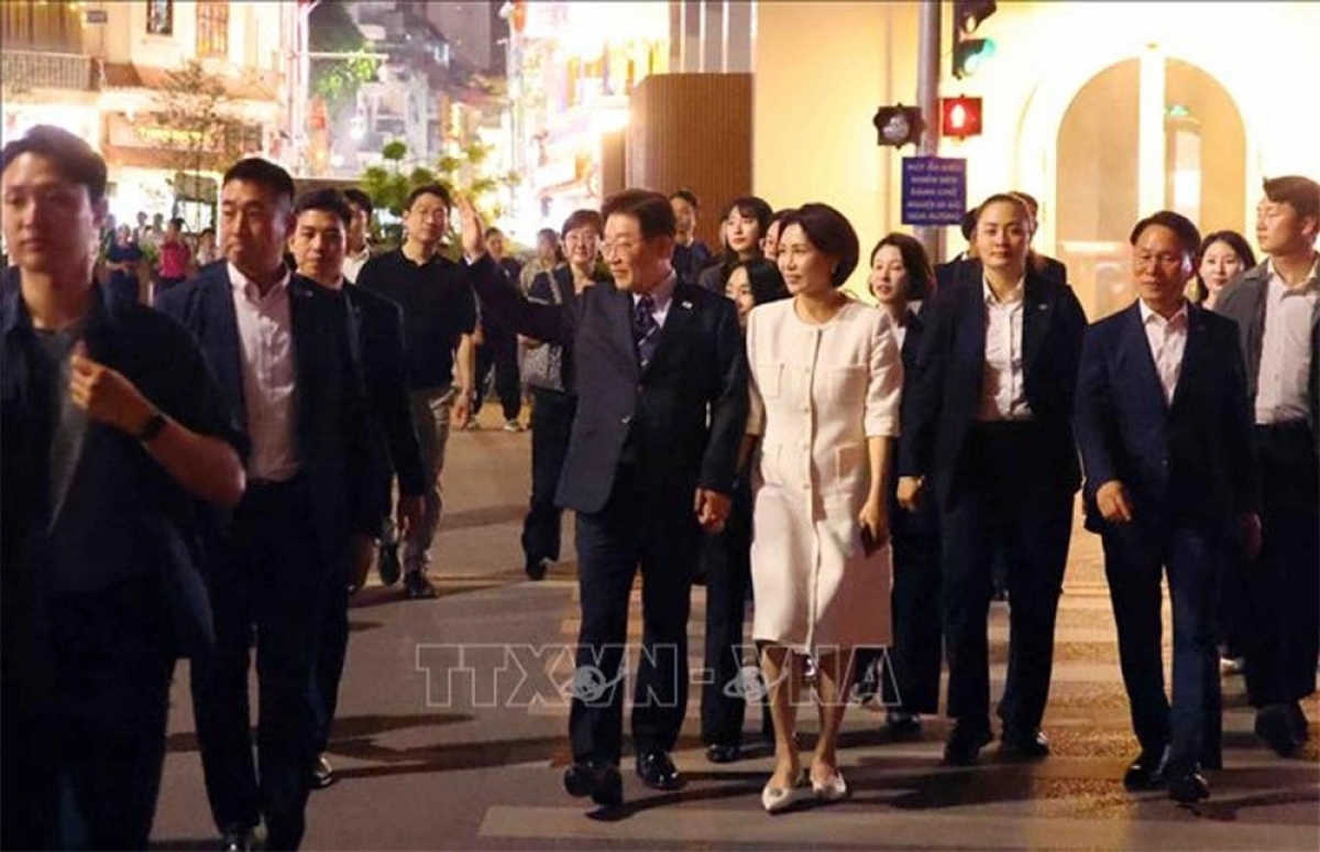 동낀응이어툭(Đông Kinh Nghĩa Thục, 동경의숙, 하노이 구시가지 중심에 위치한 역사적 광장) 광장 일대를 산책 중인 이재명 대통령과 김혜경 여사 (사진: 베트남 통신사)