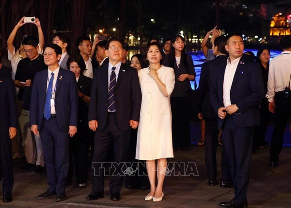 호안끼엠 호숫가에서 휴식을 취하고 있는 이재명 대통령 내외 (사진: 베트남 통신사)