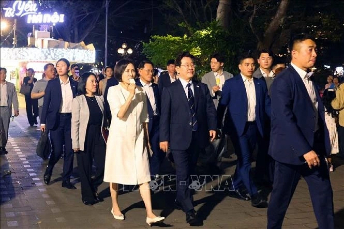 투이따 아이스크림을 맛보며 호안끼엠 호수 주변을 거니는 이재명 대통령 내외 (사진: 베트남 통신사)