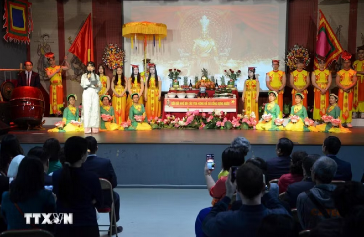 Lễ Giỗ Tổ Hùng Vương được tổ chức trang nghiêm tại Trung tâm Văn hóa Việt Nam tại Pháp. (Ảnh: Hữu Chiến/TTXVN)
