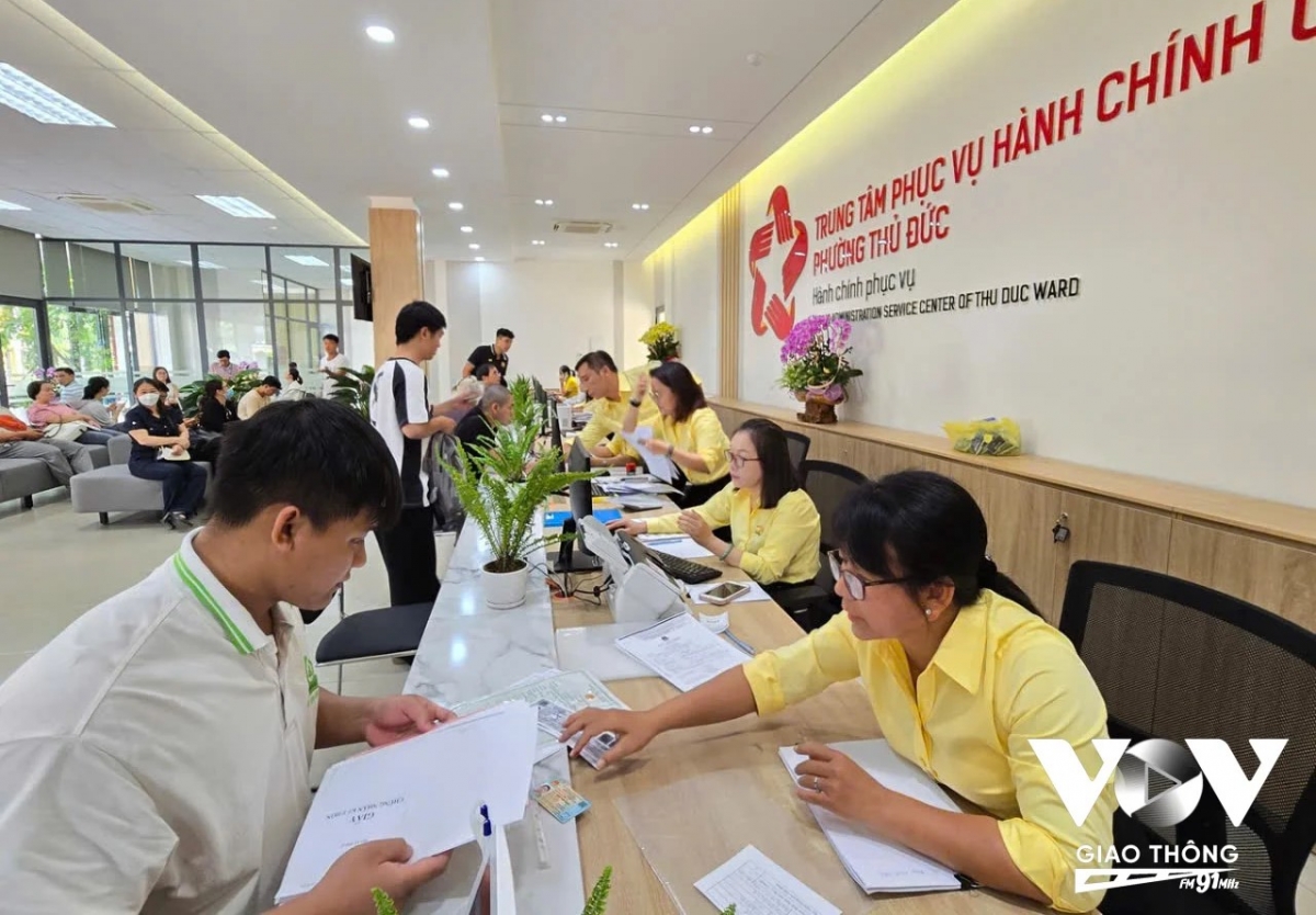 ຫຼາຍ​ລະ​ບຽບ​ການ​ບໍ​ລິ​ຫານ​ໄດ້​ຮັບ​ການ​ແກ້​ໄຂ​ຢູ່​ສູນ​ບໍ​ລິ​ຫານ​ສາ​ທາ​ລະ​ນະ​ຕາ​ແສງ ຖູ​ດຶກ, ນະ​ຄອນ ໂຮ່​ຈີ​ມິນ (ພາບ: vovgiaothong.vn)  