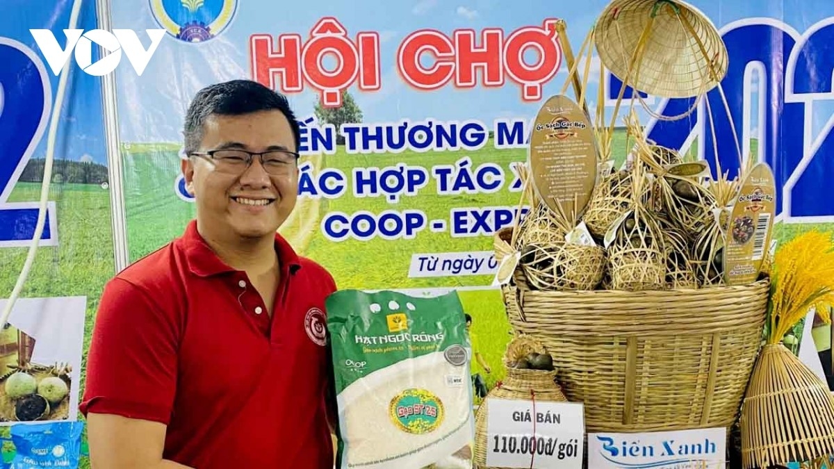 Tram Minh Thuan, Direktor der Agrargenossenschaft Long Hiep, stellt die Produkte seiner Genossenschaft vor. (Foto: Thach Tra Vinh)